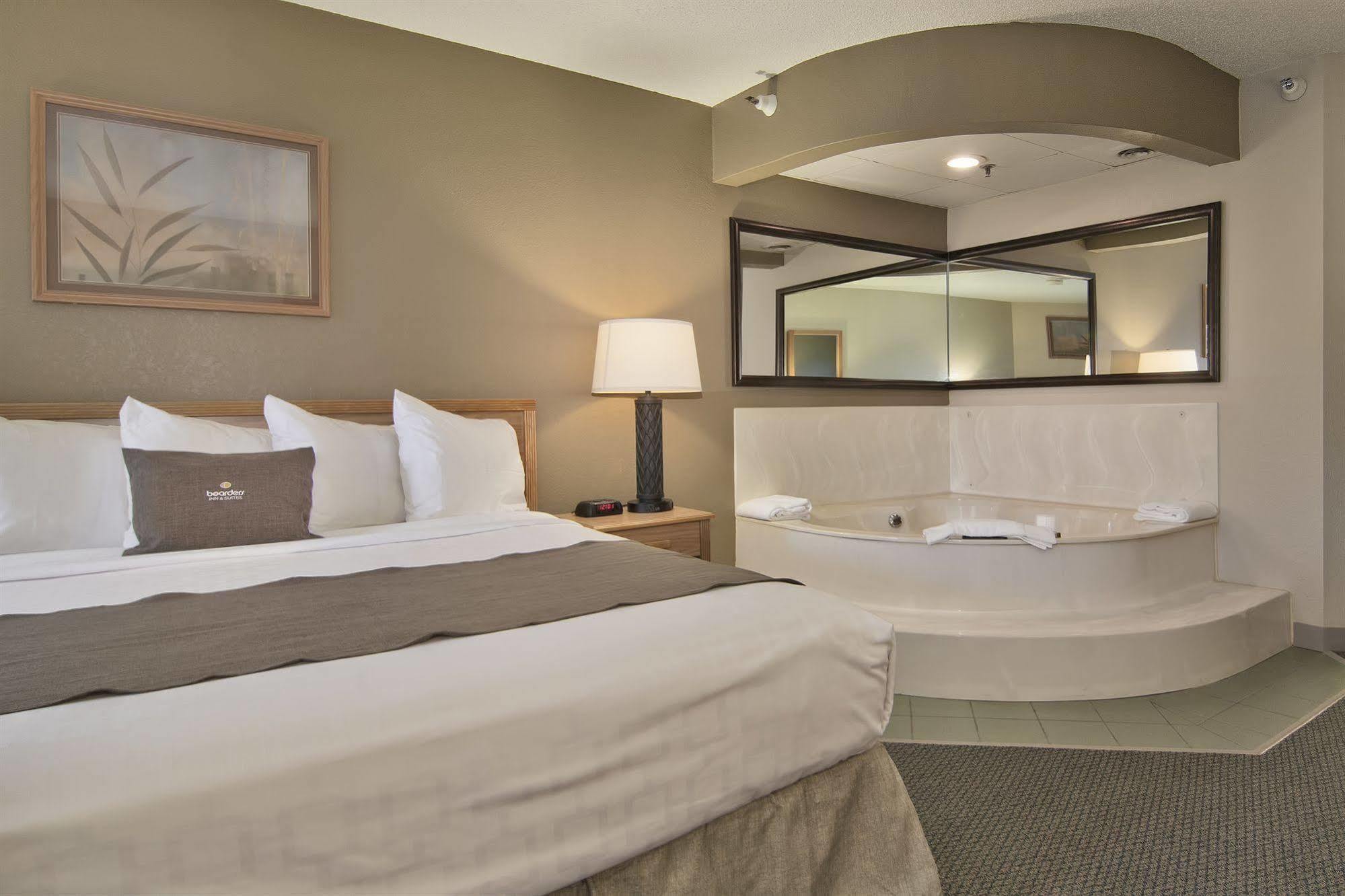Boarders Inn & Suites By Cobblestone Hotels - Фэрибо Экстерьер фото