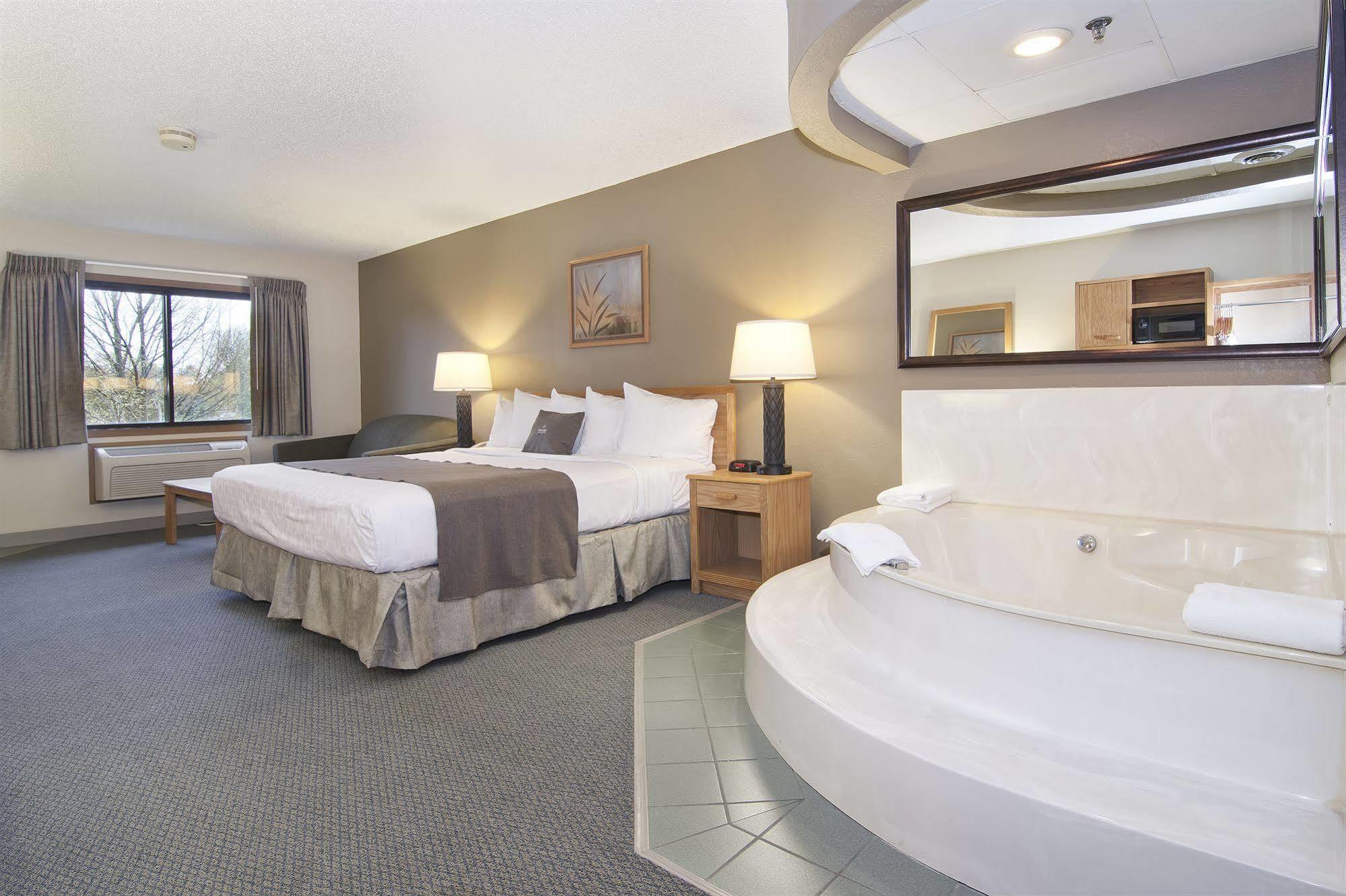 Boarders Inn & Suites By Cobblestone Hotels - Фэрибо Экстерьер фото